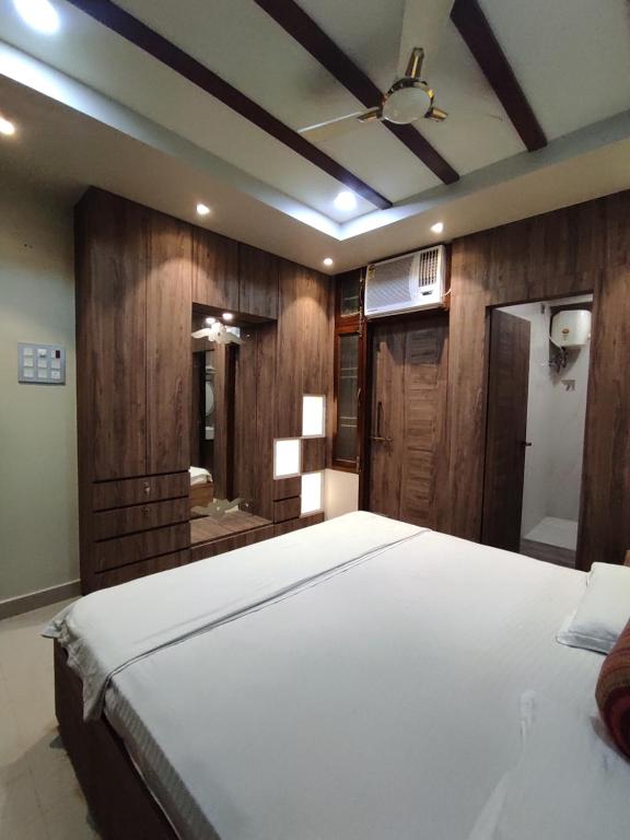 瓦拉纳西Rudraksha Inn的一间带大床的卧室和一间浴室