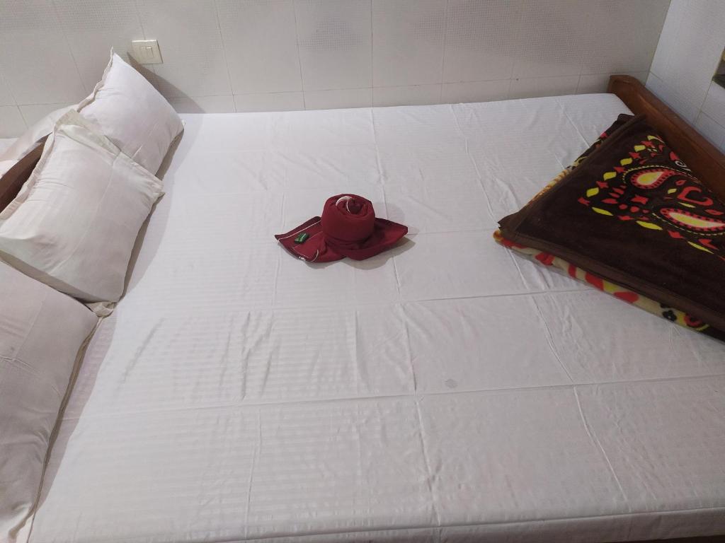 迪卡PAYEL LODGE的一张白色的床,上面有蛋糕