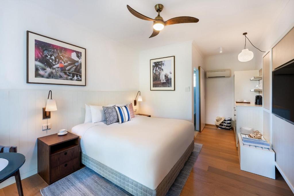 埃尔利海滩鳄鱼曼特拉俱乐部酒店的一间卧室配有一张床和吊扇