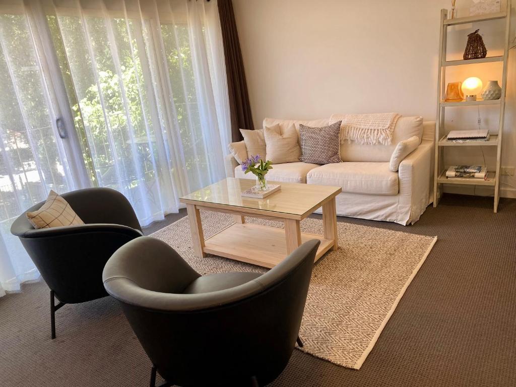AngastonAngaston Mews Apartments的客厅配有沙发、椅子和桌子