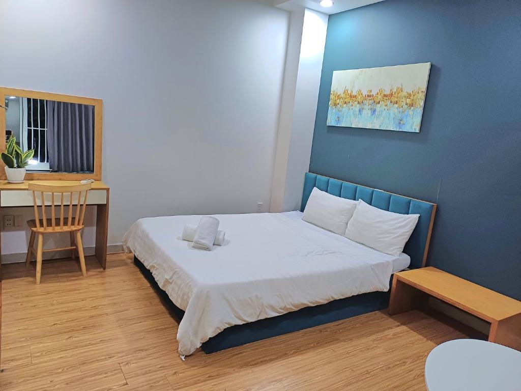 胡志明市SUNNY HOME的一间小卧室,配有一张床和一张书桌