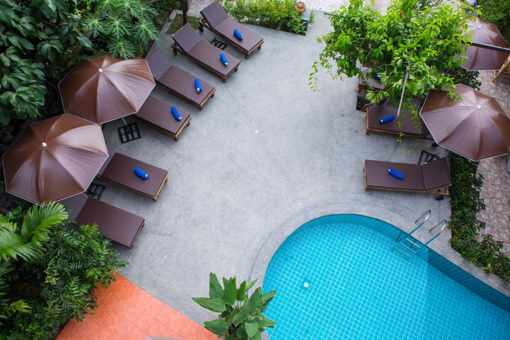 蔻立Khaolak Suthawan Resort - SHA Plus的游泳池、椅子和遮阳伞的顶部景致