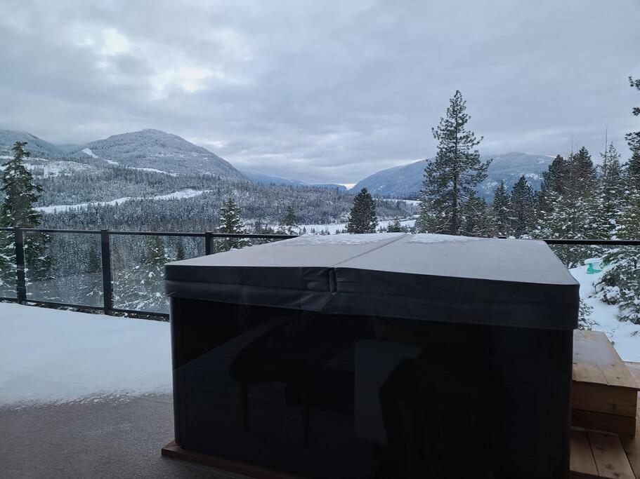 Crescent ValleyFive Star-Amazing views and Hot Tub的黑色盒子坐在带雪覆盖的山的阳台