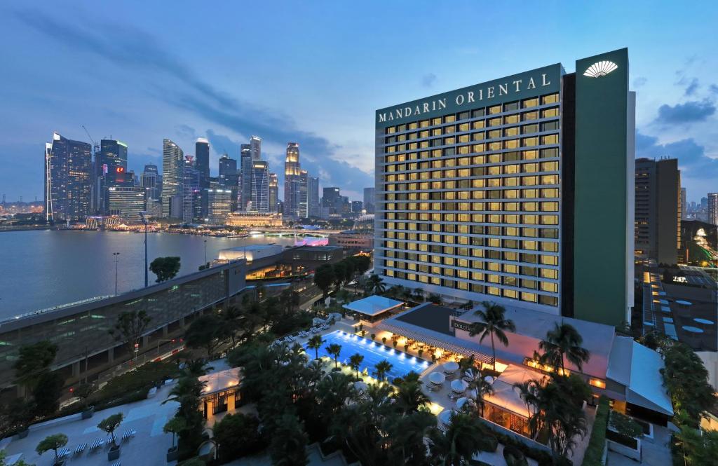 新加坡Mandarin Oriental, Singapore的享有黑尔顿新加坡城市天际线的夜景