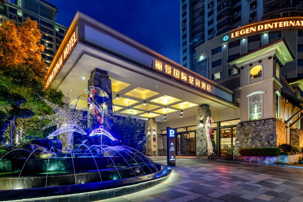 惠州惠阳丽景国际花园酒店的夜间在建筑物前的喷泉
