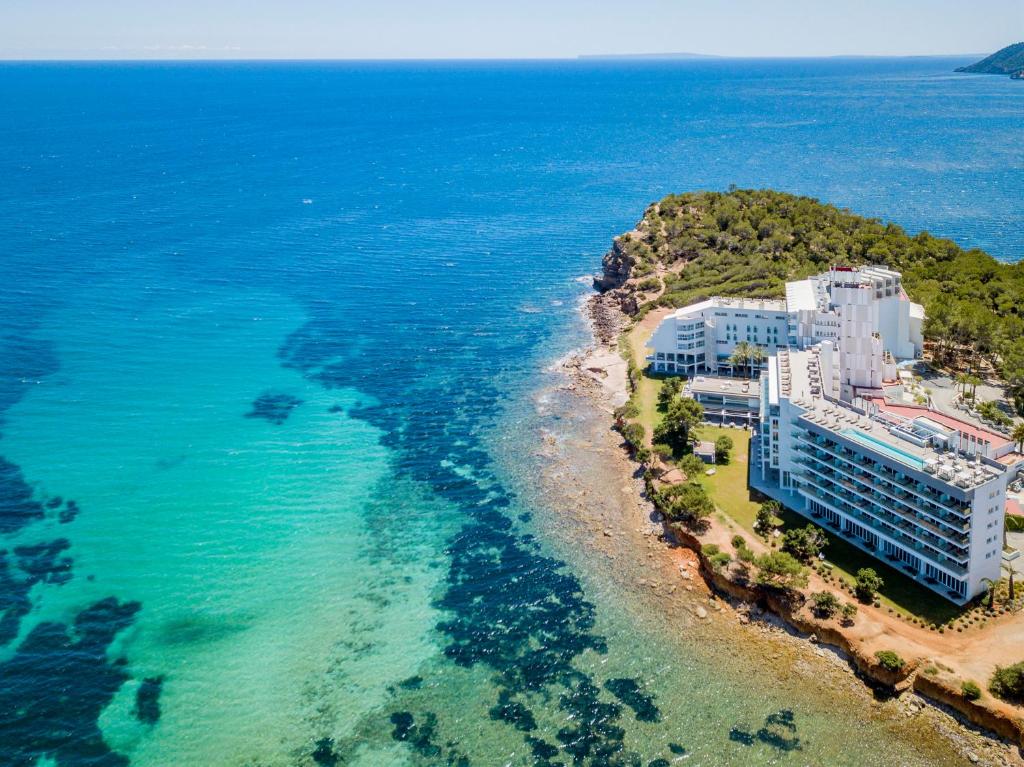 圣埃乌拉利亚Melia Ibiza - Adults Only的海滩上的度假村的空中景观