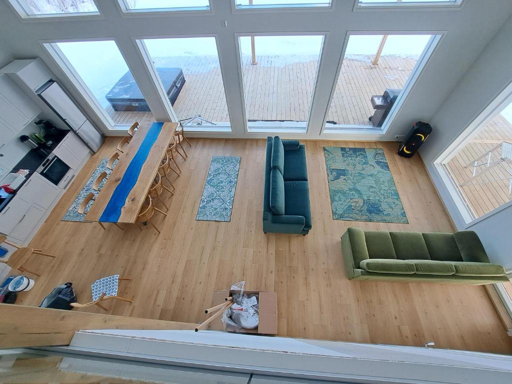 坦佩雷villa julia的享有带绿色沙发的客厅的顶部景色。