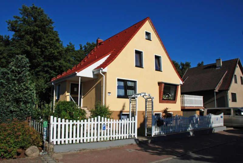 巴贝Ferienwohnung zur Baaber Heide的一座带白色栅栏的大房子