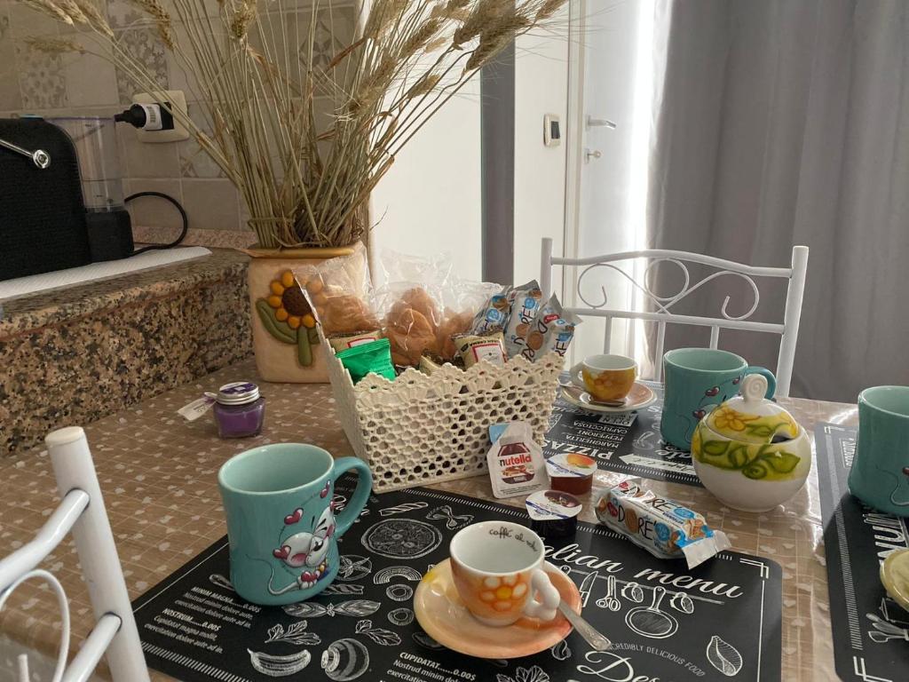 圣焦尔焦约尼科HOLIDAY PATRIZIA'S HOME 2.0的一张桌子,上面有两杯,还有一盘食物