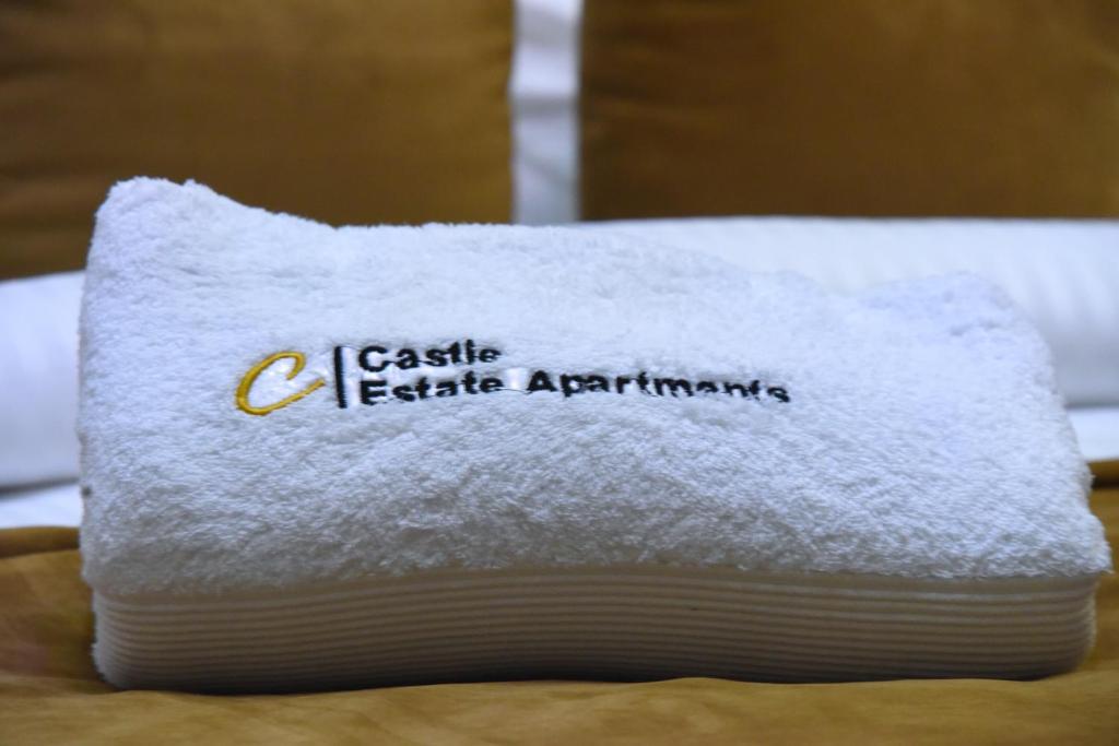 阿布贾Castle Estate APartments的床上的毛巾