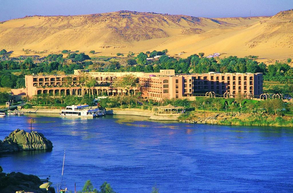 阿斯旺Pyramisa Island Hotel Aswan的一条河,河的一侧有一座大建筑