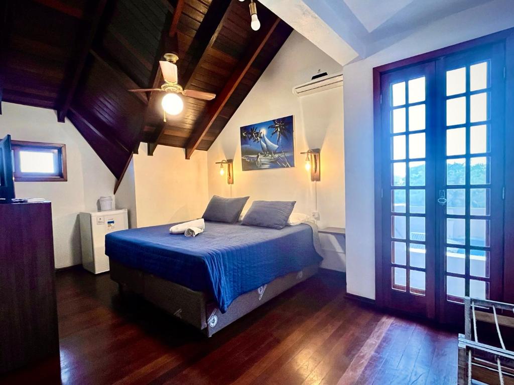 弗洛里亚诺波利斯Pousada Canajurê的一间卧室配有一张蓝色床单和天花板
