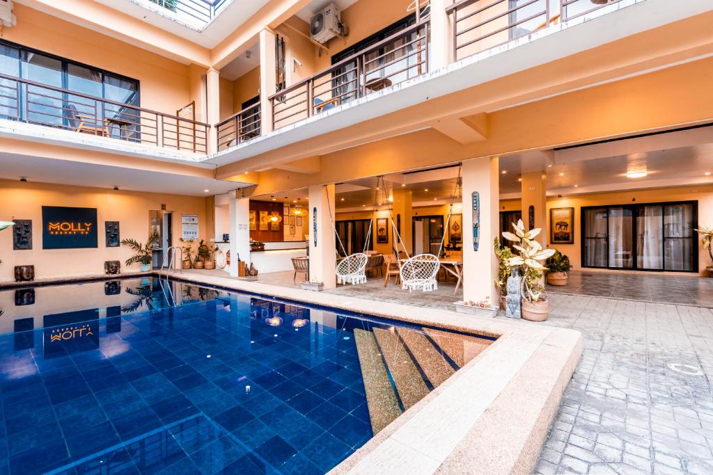 波尔多·格尼拉茉莉酒店的一座带大楼的房屋内的大型游泳池