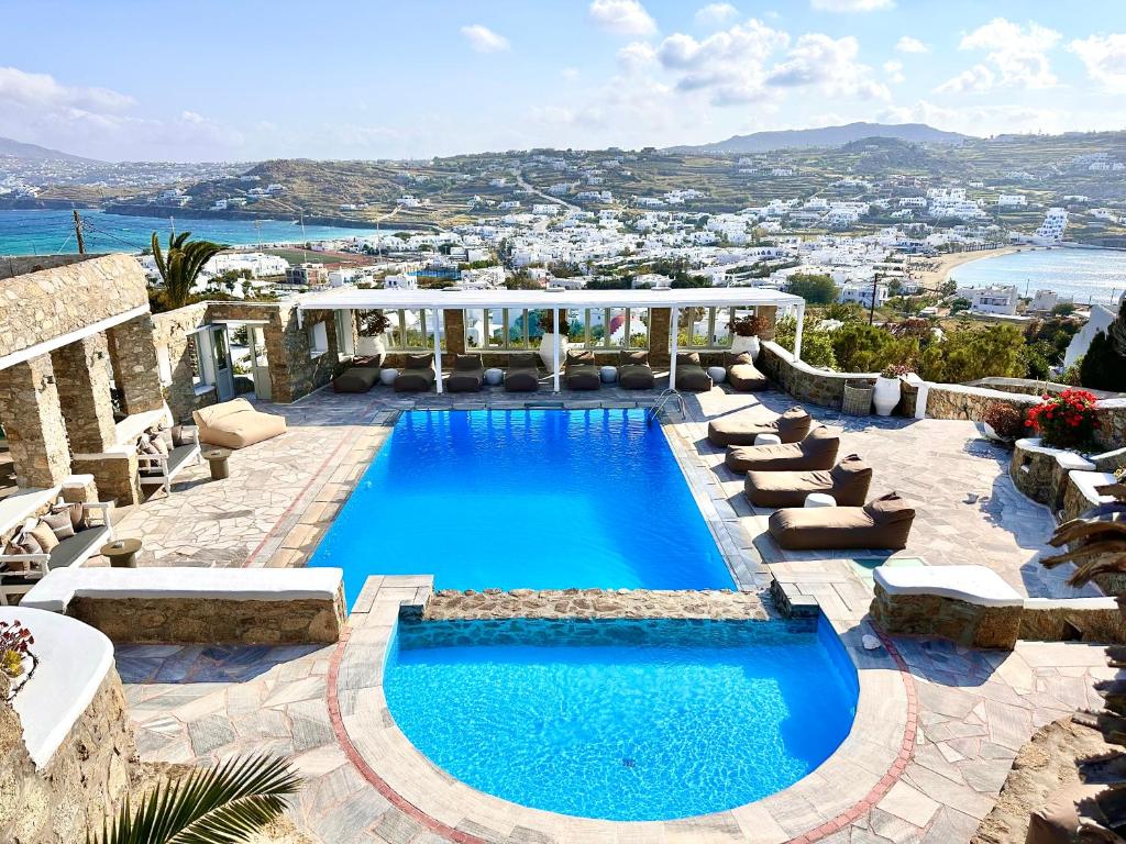 奥诺斯莱奥尼斯夏季别墅酒店的一个带椅子的游泳池,享有海景