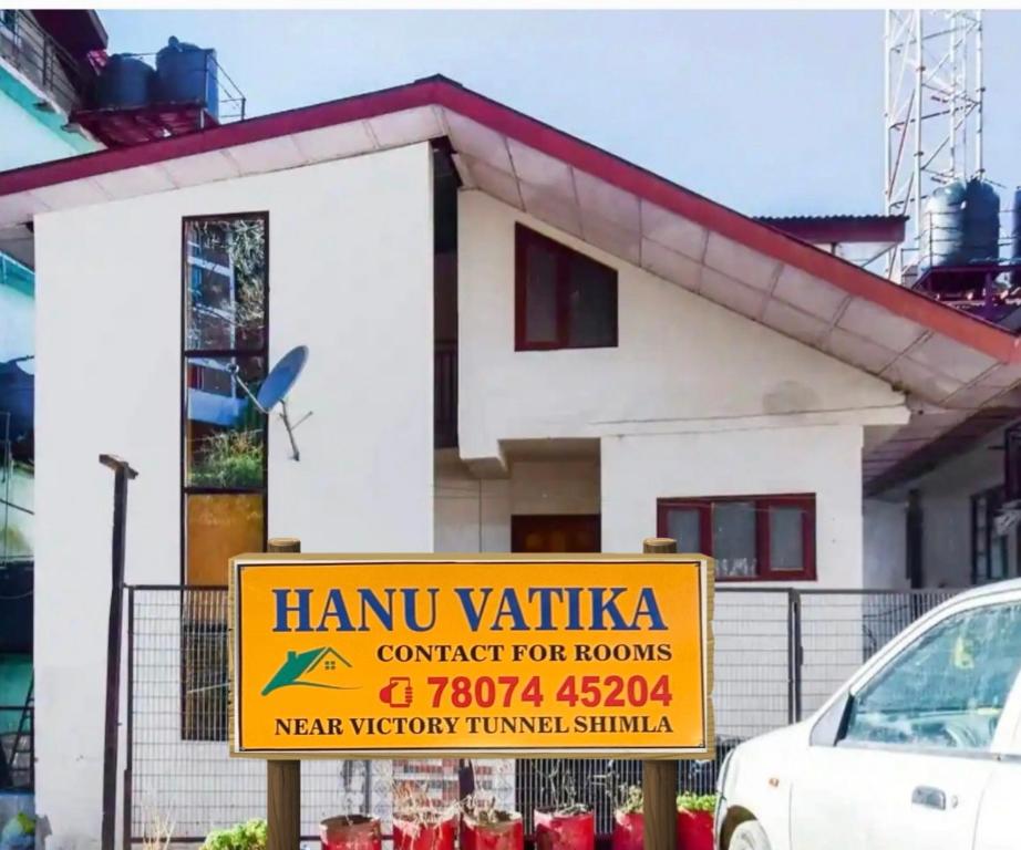 西姆拉HANU VATIKA The FAMILY CHOICE的前面有标志的房子