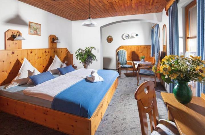 贝希特斯加登Pension Rennlehen的一间卧室配有一张大木床。