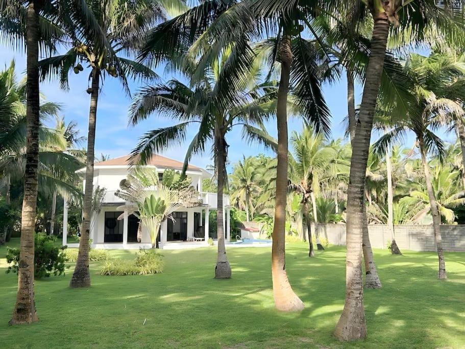 长滩岛Luxury Villa: Private Pool & Beach Retreat的前面有棕榈树的房子