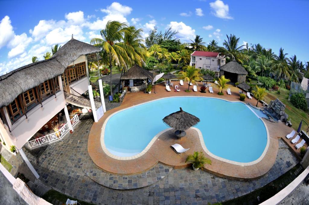 佩雷贝勒卡萨佛罗里达Spa及酒店的享有度假村游泳池的顶部景致