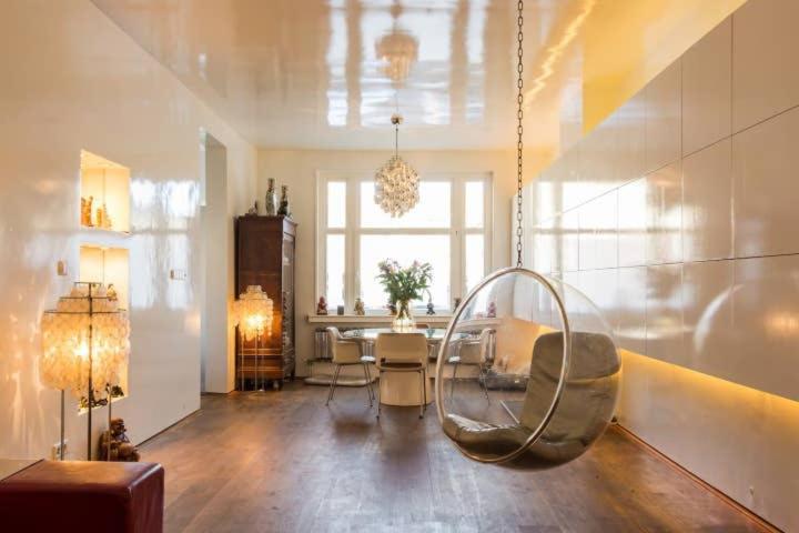 阿姆斯特丹BEAUTIFUL APARTMENT WiTH ASIAN STYLE BEDROOM NEAR RAI & CENTER的客厅配有椅子和餐桌