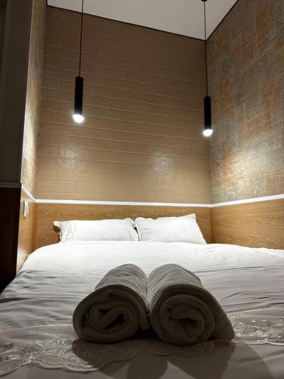 奇姆肯特мини-отель Villa Sofia город Шымкент, проспект Тауке хана, жилой дом 37-2 этаж的床上铺着两条毛巾的床