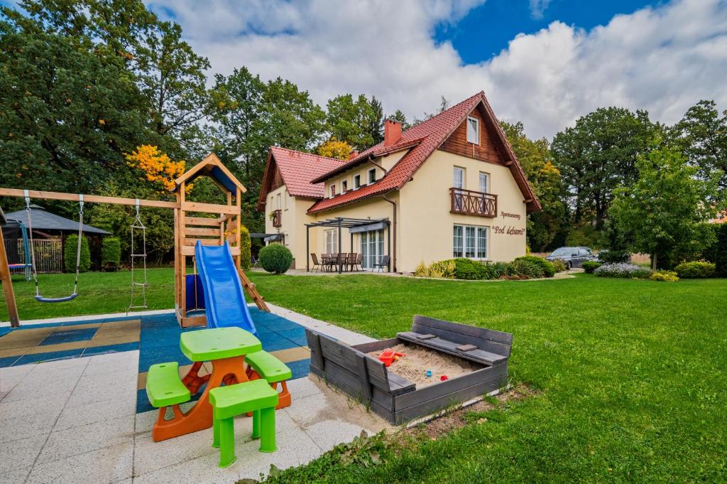 库多瓦-兹德鲁伊Willa Pod Dębami的后院设有游乐场和游戏设备