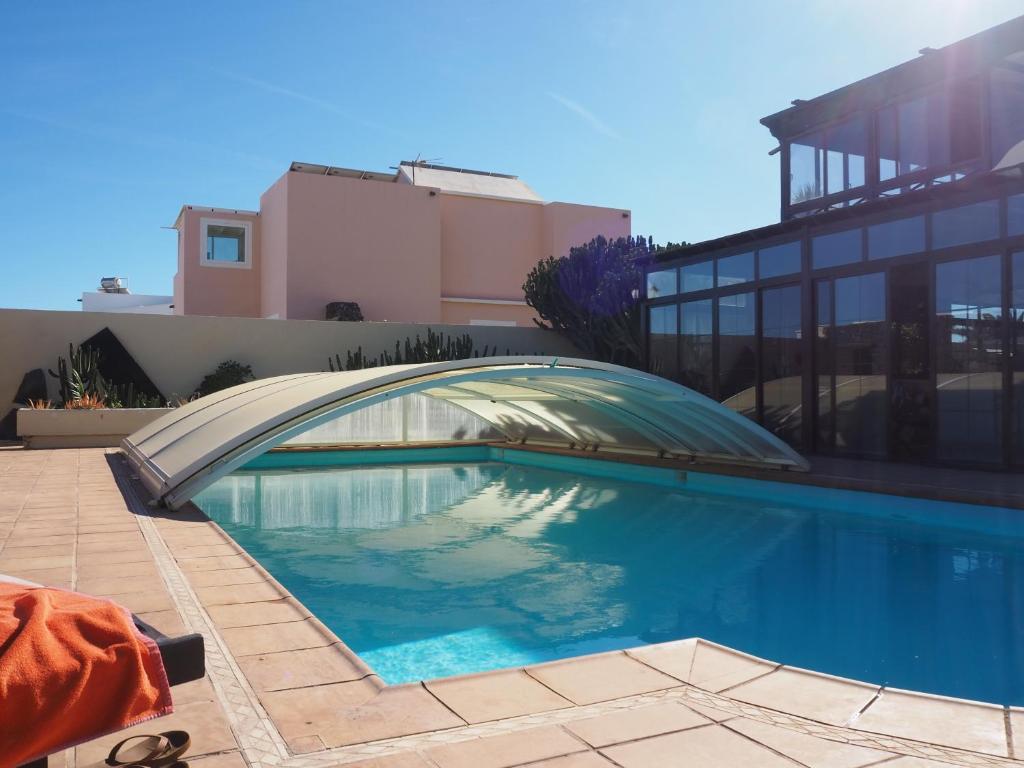 特吉塞Luxury Canarian villa with large pool and apartment in Costa Teguise的大楼前的游泳池