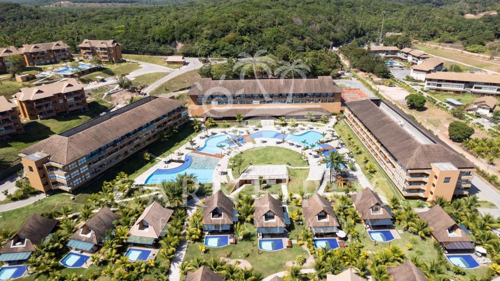 普拉亚多斯卡内罗斯Eco Resort - Praia dos Carneiros - Ao lado da Igrejinha的享有带游泳池的度假村的空中景致