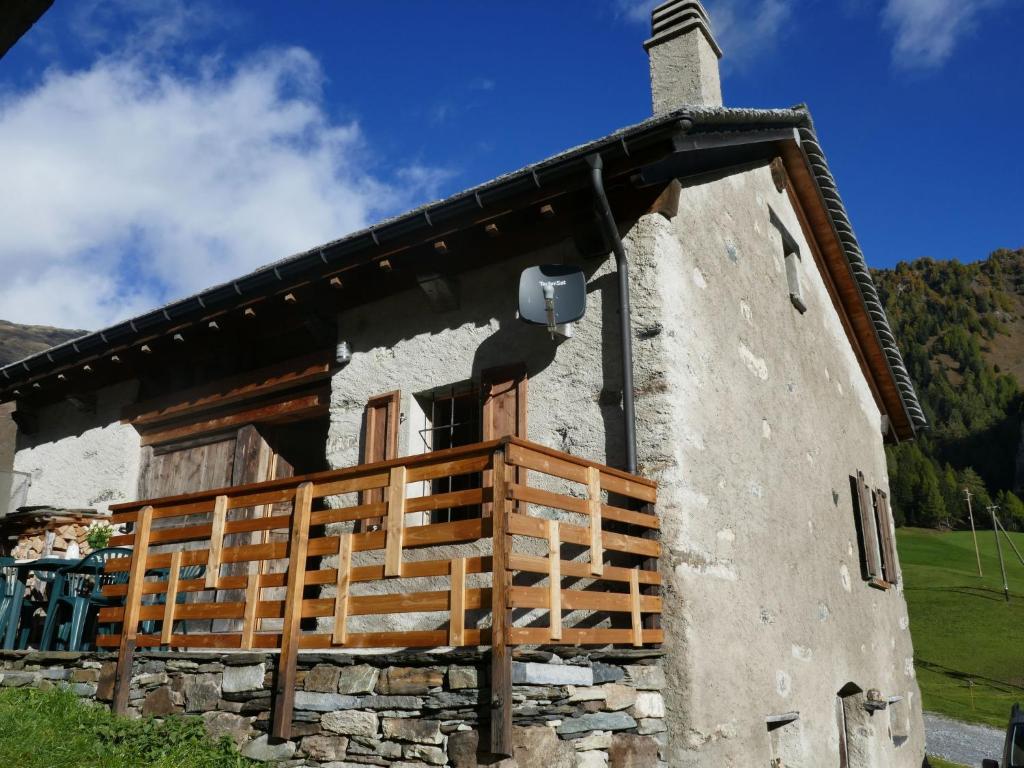 Campo BlenioHoliday Home Rustico Orsaira by Interhome的小屋的一侧设有木甲板