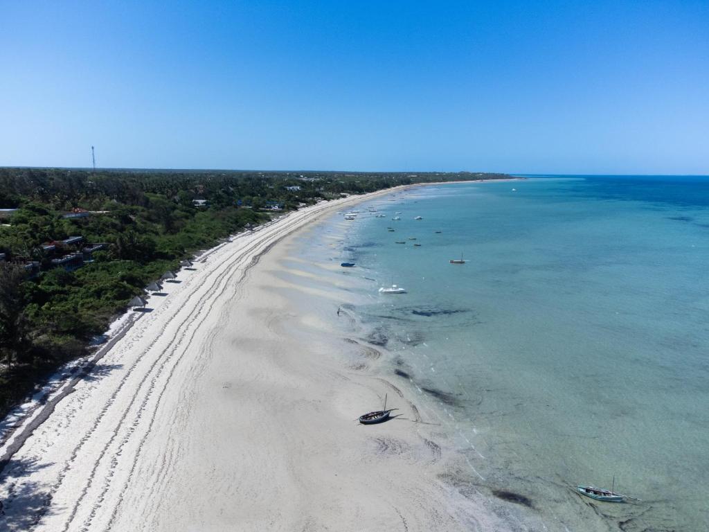 维兰库卢什Samara Lodge的享有海滩的空中景色,在水中划船