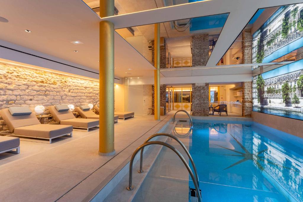 巴黎阿斯托利亚阿斯特拉奥佩拉酒店的客厅的别墅内的游泳池