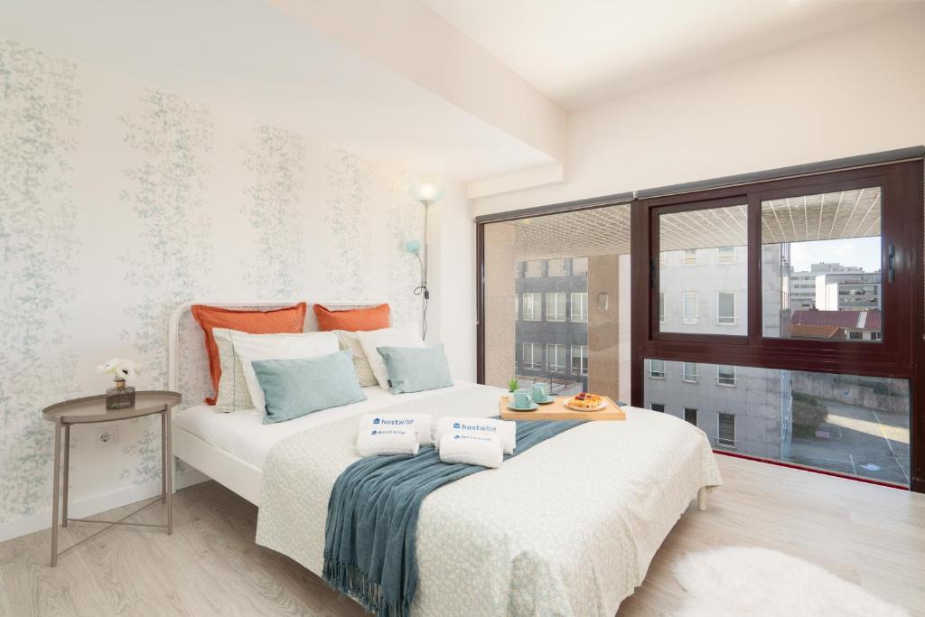 加亚新城Charming Lovely Flat w Netflix - Gaia的一间卧室设有两张床和窗户。