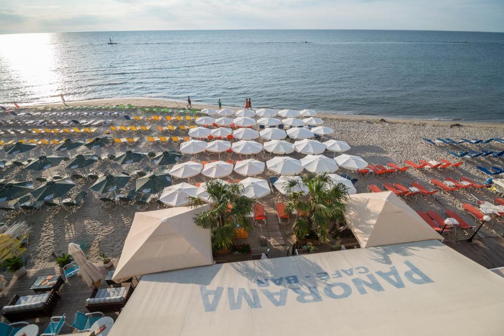 帕拉利亚卡泰里尼斯全景酒店的享有海滩的空中景致,配有遮阳伞和海洋