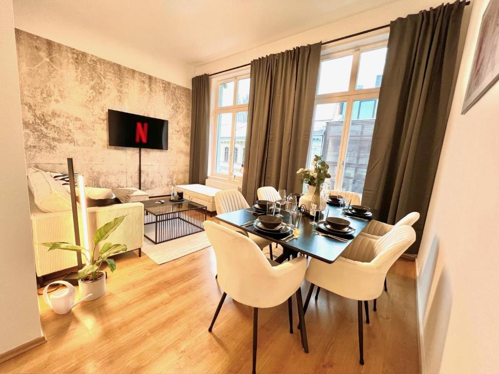 莱比锡LE Vacation 3-Room-City-Apartment, Küche, Neflix, Free TV的客厅内带桌椅的用餐室