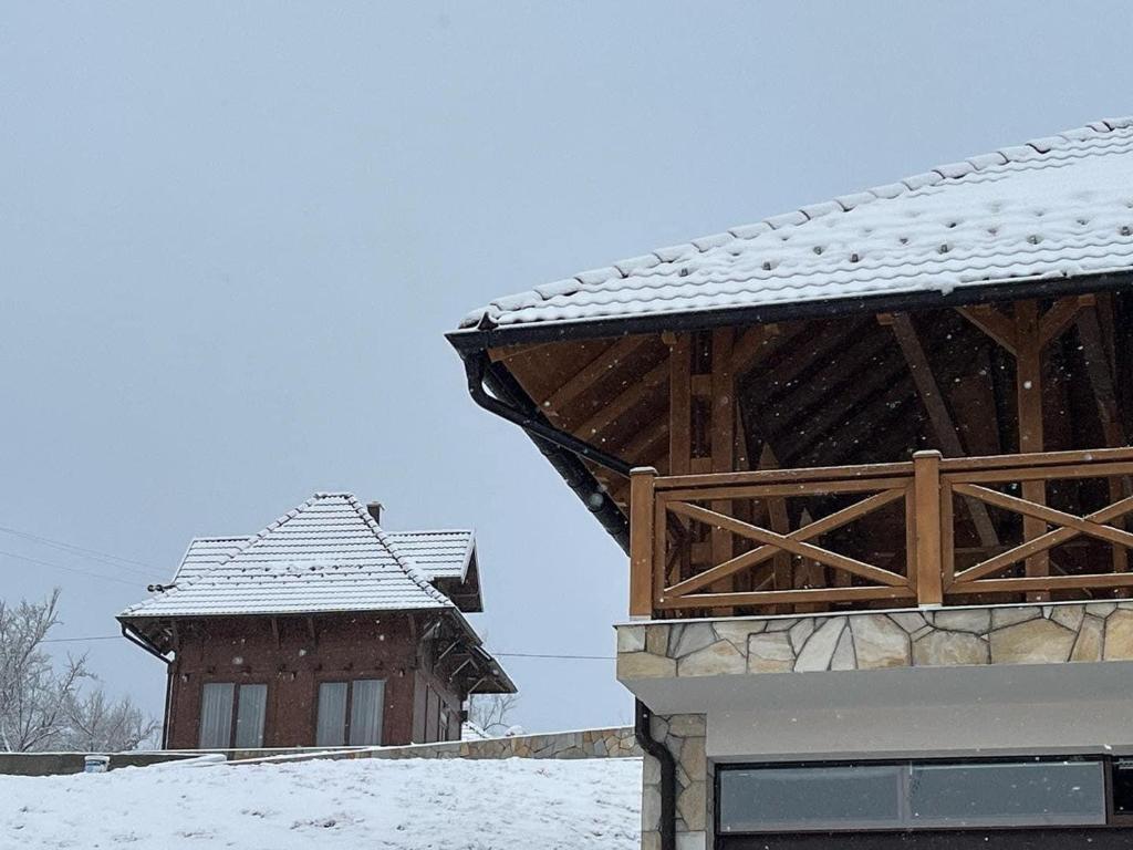 Seoski turizam Žigale的房屋和建筑物的雪盖屋顶