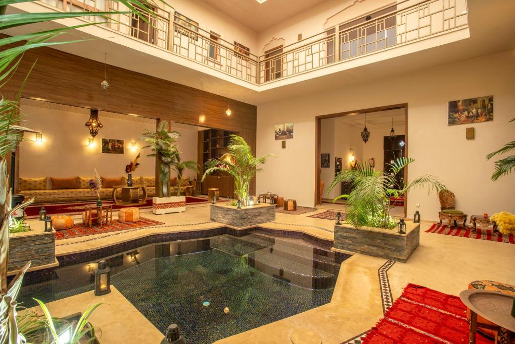 马拉喀什Riad Kenza的植物之家的室内游泳池
