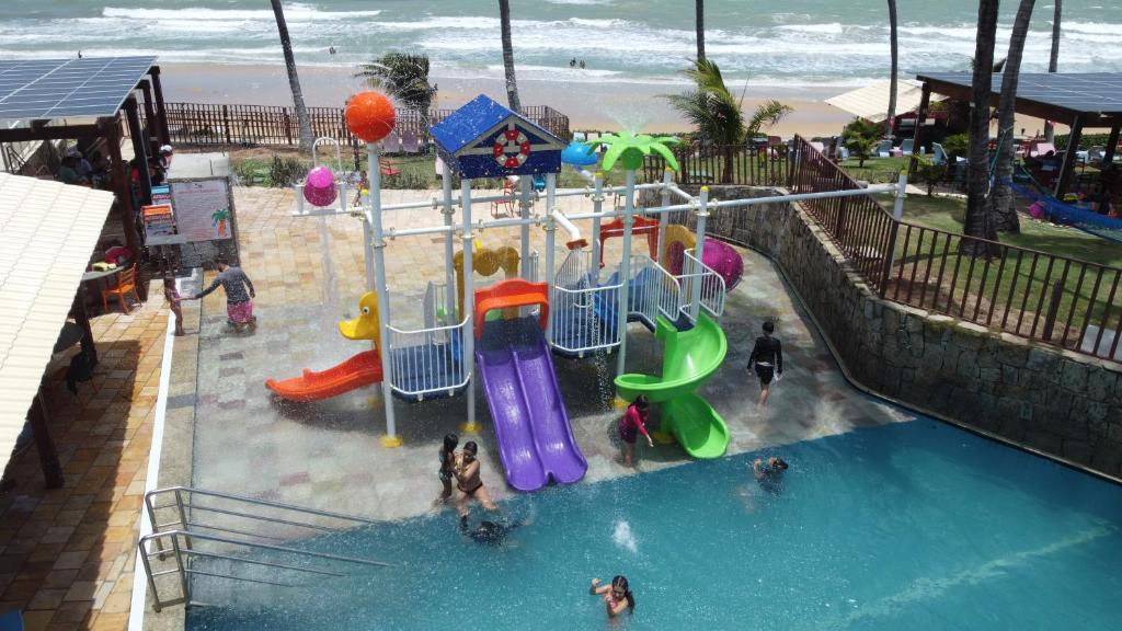 纳塔尔Vila do Mar Natal - All Inclusive的室内游乐场,带水滑梯