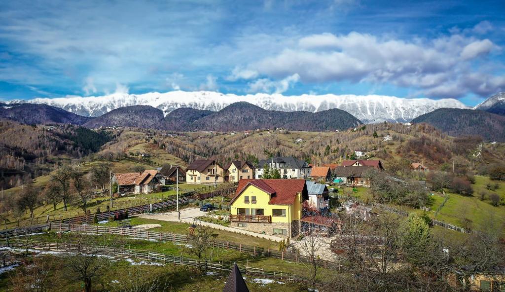 佩什泰拉Transylvanian Views的山中的一个村庄,有雪覆盖的山脉