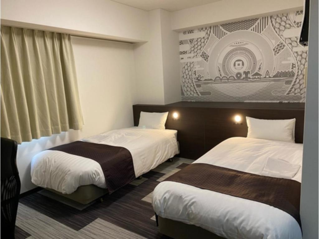 KanonjiHotel Sunny Inn - Vacation STAY 20462v的酒店客房设有两张床和窗户。