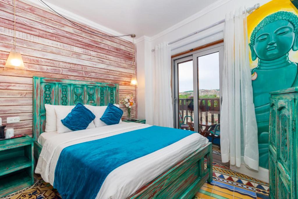 卡塔赫纳Voilá Signature Casa Isabel by Huespedia Hotels的一间卧室设有一张大床和一个窗户。