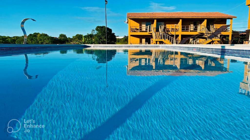 哥隆巴奥Pousada Vila do Sol Corumbau的一座游泳池,其建筑背景为: