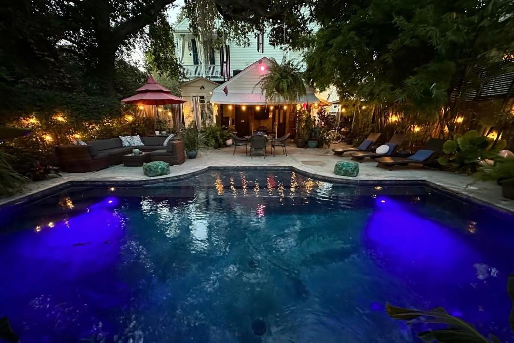 新奥尔良The Dragonfly Guest House的夜晚后院的蓝色灯光游泳池