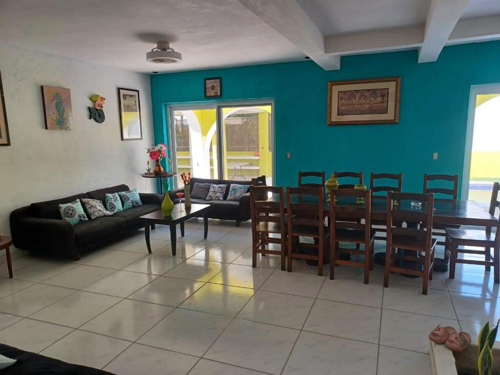 Colonia La ProvidenciaChalet san marino的客厅配有沙发和桌椅