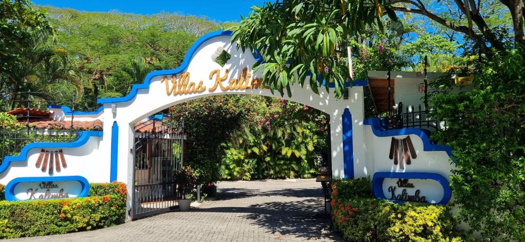 萨玛拉Villas Kalimba的通往带蓝白色围栏的别墅的大门