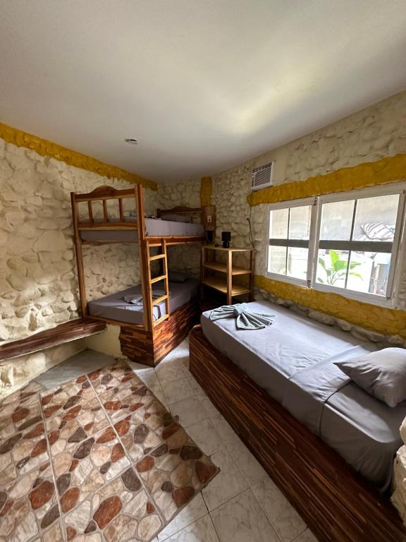 阿亚姆佩Malevo Suites - Apartments的一间卧室设有两张双层床和梯子