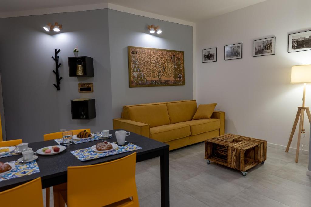 米兰La casa sul Naviglio的客厅配有桌子和沙发