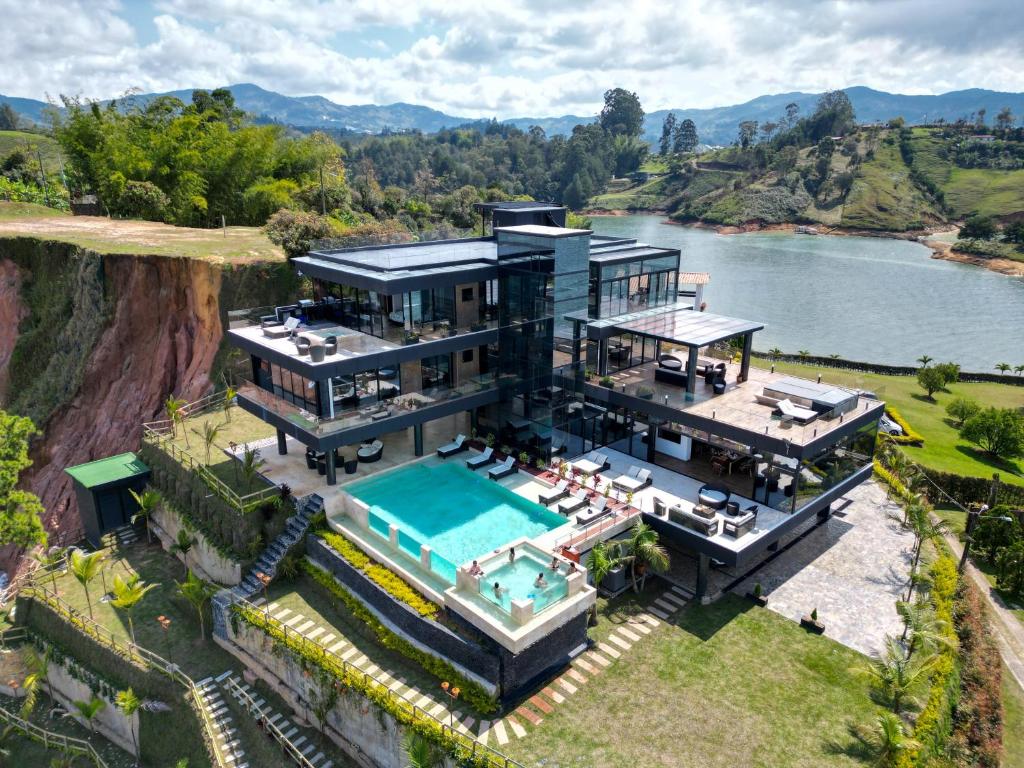 瓜塔佩Vivanti Resort的享有带游泳池的房屋的空中景致