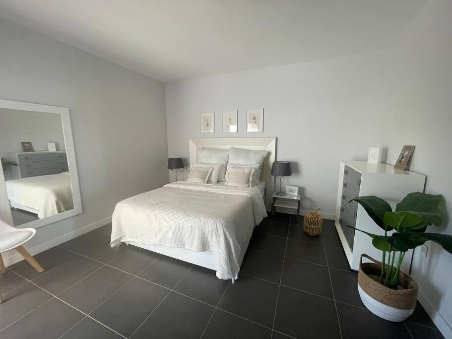 维拉韦德Paraiso的卧室配有白色的床和大镜子