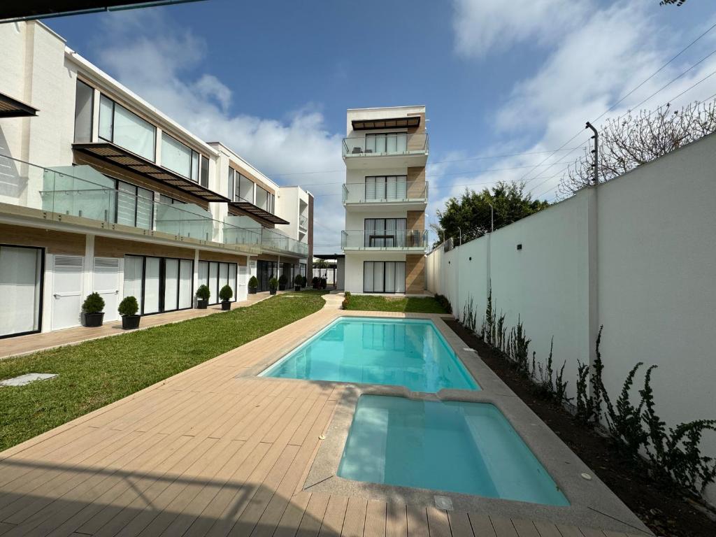 萨利纳斯Suite Nueva en Salinas - Chipipe, en conjunto privado的一座房子后院的游泳池