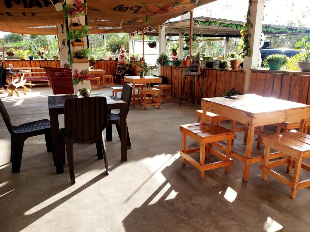 波帕扬Hostel paraiso de colores的一间设有木桌和椅子的餐厅