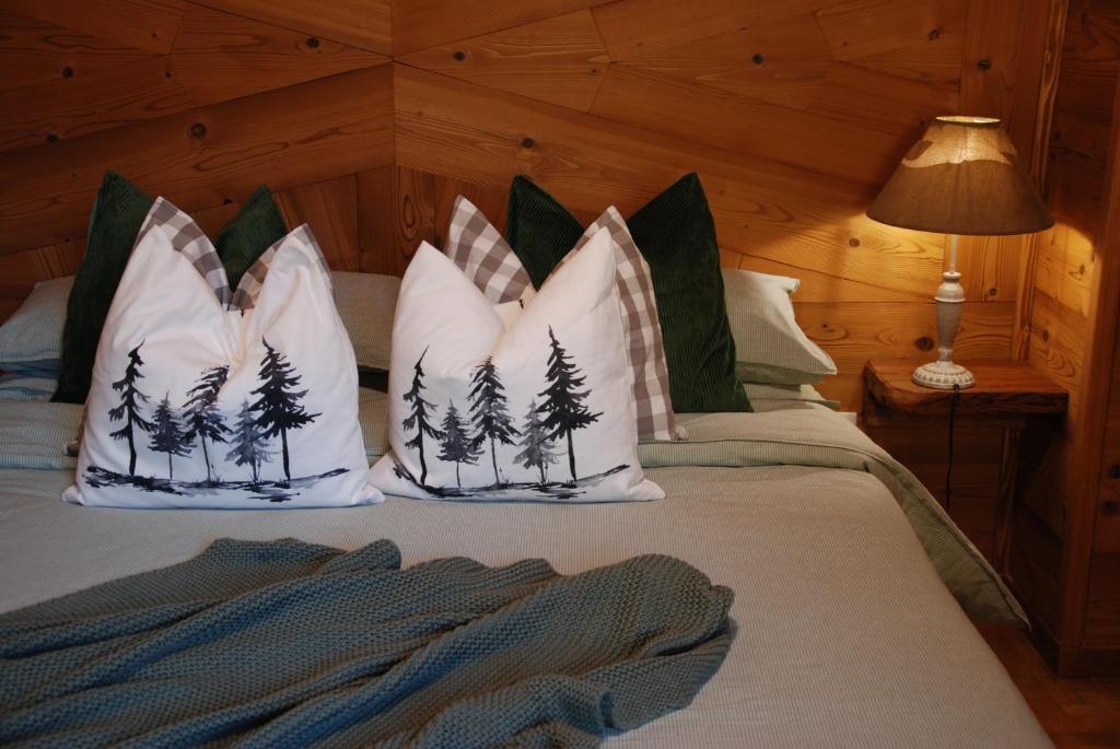 努斯Ca de Vej的一间卧室配有一张床上的松树枕头。